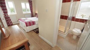 een badkamer met een bed, een toilet en een douche bij 4 Bed in Port Eynon oc-hh9901 in Port-Eynon +54 foto's