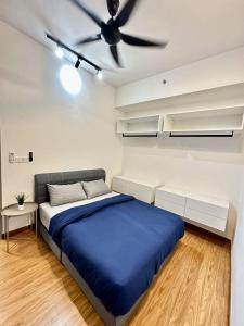 Un dormitorio con una cama y un ventilador de techo. en Beacon Executive Suites #Georgetown #InfinityPool #15, en George Town