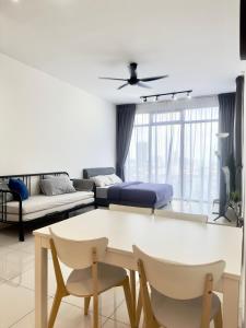 una sala de estar con una mesa y un sofá en Beacon Executive Suites #Georgetown #InfinityPool #15, en George Town