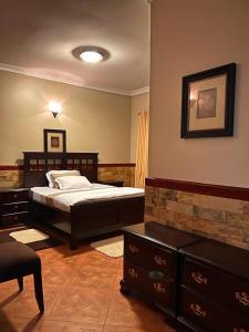 - une chambre avec un lit king-size et une cheminée dans l'établissement Ibanya Havens, 