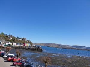 a bunch of cars parked next to a body of water at Carnaburg Guesthouse in Tobermory