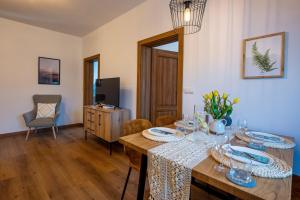 Telewizja i/lub zestaw kina domowego w obiekcie Apartamenty Otulina