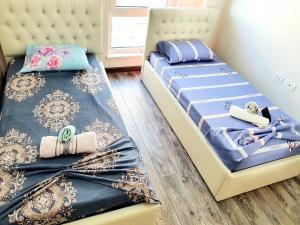 Кровать или кровати в номере Apartament me qera Lungomare Vlore Mari