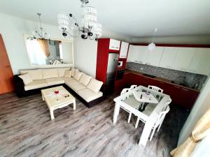 - un salon avec un canapé et une table dans l'établissement Apartament me qera Lungomare Vlore Mari, à Vlorë