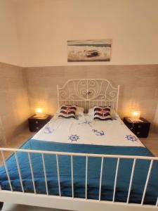 un letto in una camera da letto con due comodini di Appartamento vicino Grado/Aquileia a San Lorenzo