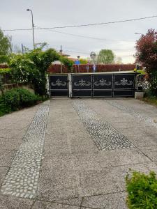 einen Gehweg mit einem Tor vor einem Haus in der Unterkunft Appartamento vicino Grado/Aquileia in San Lorenzo