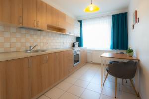 A kitchen or kitchenette at Honey apartment