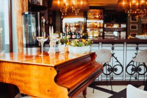 a wooden bar with wine glasses and flowers on it at Villa Tradycja in Białystok