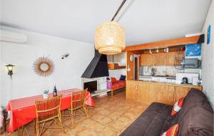聖普里安海灘的住宿－1 Bedroom Awesome Apartment In St Cyprien，一间带桌子的客厅和一间厨房