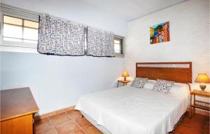サン・シプリアン・プラージュにある1 Bedroom Awesome Apartment In St Cyprienのベッドルーム1室(白いベッド1台、窓2つ付)