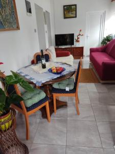 - un salon avec une table et un canapé dans l'établissement Apartman David-Dražice, à Dražice