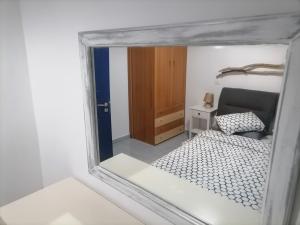 ein Spiegelreflex aus einem Schlafzimmer mit einem Bett in der Unterkunft On the beach in Koutsounári