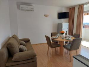 TV a/nebo společenská místnost v ubytování Apartments Zulim