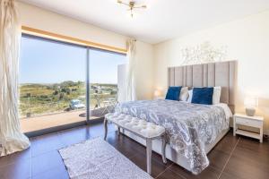 Imagen de la galería de Margarida Sun House Ocean View, en Raposeira