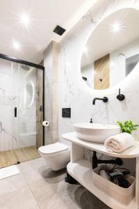 y baño con aseo, lavabo y ducha. en Apartment Antalovka Residence & Spa en Zakopane