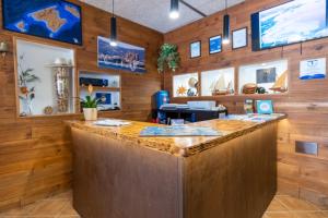 コロニア・サン・ジョルディにあるHostal Dorisの木製の壁と大きな島のある広い客室です。