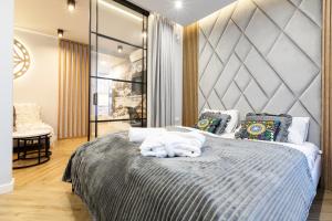 Un dormitorio con una cama con una toalla blanca. en Apartment Antalovka Residence & Spa en Zakopane