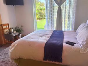 A bed or beds in a room at Fountain Beach House -Ikhaya Loluntu