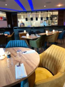 波多博羅的住宿－Le Golfe，用餐室配有木桌和椅子