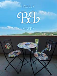 twee stoelen en een tafel en een tafel en stoelen bij Bella Vista B&B in Gissi
