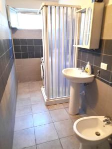 ein Bad mit einem WC, einem Waschbecken und einer Dusche in der Unterkunft Villa Antony piano terra in Granelli