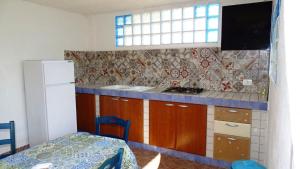 eine kleine Küche mit einer Spüle und einem Herd in der Unterkunft Villa Antony piano terra in Granelli