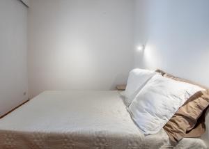 Łóżko lub łóżka w pokoju w obiekcie Location La Londe