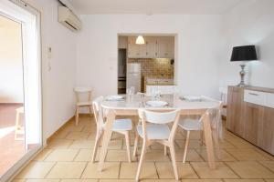 Kuchnia lub aneks kuchenny w obiekcie Location La Londe
