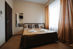 1 dormitorio con 1 cama con 2 toallas en U Ojdanów, en Węgrów