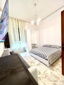 sypialnia z łóżkiem i stołem w pokoju w obiekcie Mi casa tu casa - Guest House w Katanii