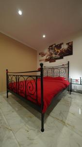 sypialnia z czerwonym łóżkiem i czerwonym kocem w obiekcie Diamond Apartment Piran FREE PARKING w mieście Piran