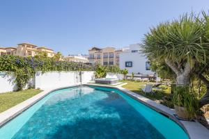 una piscina en el patio trasero de una villa en San Jose, en Nerja