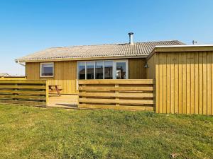 Nørre Vorupørにある6 person holiday home in Thistedの木塀の家