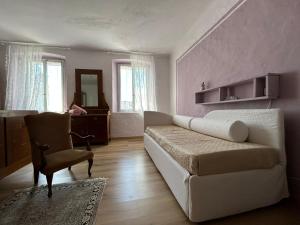 a living room with a couch and a chair at Angie&zii in Cormòns