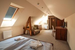 een slaapkamer met een bed en een bureau in een kamer bij Pension Horse Inn in Košice