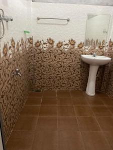 W łazience znajduje się umywalka, toaleta i lustro. w obiekcie purple villa w mieście Mirissa