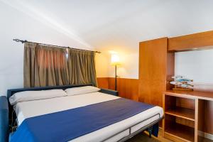 a hotel room with a bed and a desk and a bed sidx sidx at Hotel Garbi in Calella de Palafrugell