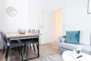 a living room with a table and a couch at Deluxe Flat, Zentral, PS4, Netflix, in Offenbach