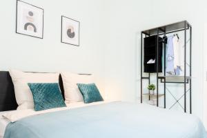 ein weißes Schlafzimmer mit einem Bett und einem Schrank in der Unterkunft Deluxe Flat, PS4, Parken, Netflix, Zentral in Offenbach