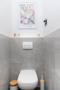 baño con aseo y una foto en la pared en Deluxe Flat, PS4, Parken, Netflix, Zentral en Offenbach