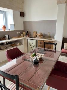阿爾貝羅貝洛的住宿－Lamia Mari'- Aia Piccola，带厨房的客房内的玻璃桌