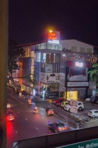可倫坡的住宿－斯里蘭卡背包旅館，享有夜间城市街道的景色,汽车