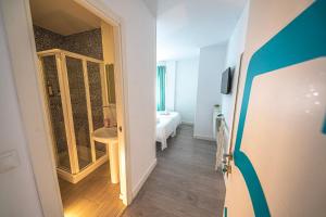 L'Boutique Tarifa ROOMS tesisinde bir banyo