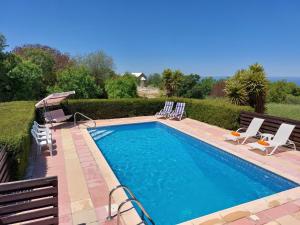 una piscina con tumbonas y una piscina en Villa Konstantinos, en Paphos