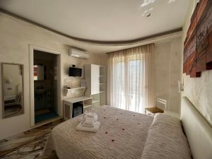 um quarto com uma cama com duas toalhas em B&B Narcisse em Tropea