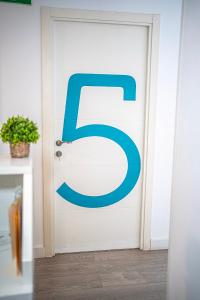 list na drzwiach domu w obiekcie L'Boutique Tarifa ROOMS w mieście Tarifa