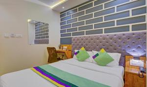 1 dormitorio con 1 cama grande y pared azul en Treebo Trend Prince, Mumbai en Bombay