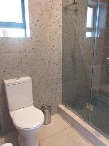 y baño con aseo y ducha. en Kanyane @ Graskop en Graskop