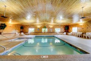 een groot binnenzwembad met een houten plafond bij Quality Inn & Suites in Lincoln