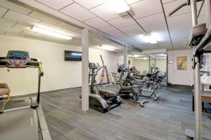 een fitnessruimte met loopbanden en cardio-apparatuur in een gebouw bij Quality Inn & Suites in Lincoln